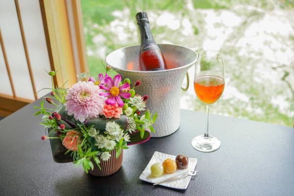 【星のや京都】秋風を感じる水辺の私邸で記念日を祝う「京のおこもり記念日滞在・秋」販売｜期間：2021年9月6日～10月31日