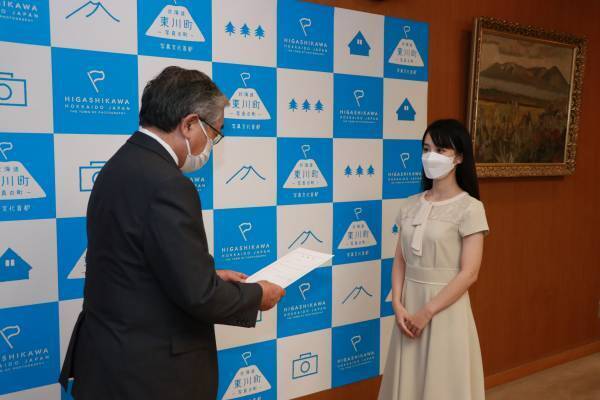 【北海道 東川町】北海道出身、今年9月に慶應大卒のタレント 中川梨花さんが「東川町オフィシャルレポーター」に就任