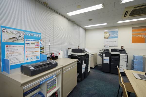 キンコーズ・秋葉原店が当社初となる「“ほぼ”セルフサービス店舗」に挑戦