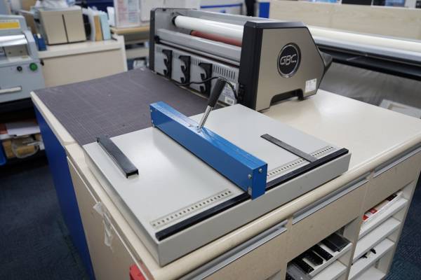 キンコーズ・秋葉原店が当社初となる「“ほぼ”セルフサービス店舗」に挑戦