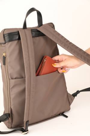 オフィスカジュアルに合わせやすい女性向けビジネスリュックを発売　ワークスタイルの変化に着目したデザインと収納力を高めた新モデル