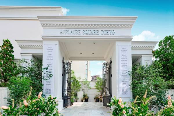 おしゃれな迎賓館を貸し切りに！クリスタルきらめくチャペルでサプライズ・プロポーズ