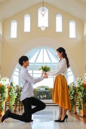 おしゃれな迎賓館を貸し切りに！クリスタルきらめくチャペルでサプライズ・プロポーズ