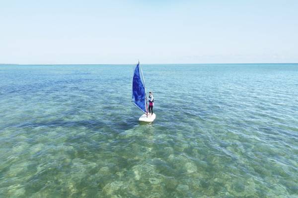 【リゾナーレ小浜島】3泊4日でウィンドサーフィンですいすい進める！インストラクターレッスンが受けられる「ウィンドサーフィンデビューステイ」登場｜期間：2021年12月1日～2022年2月28日