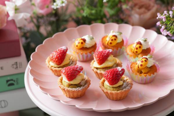 小説“ピーター・パンとウェンディ”の世界を表現　旬のいちごとピスタチオを使ったスイーツが食べ放題『ストロベリーネバーランド　恋するティンカーベル　スイーツブッフェ』開催