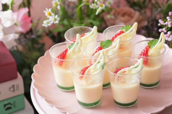 小説“ピーター・パンとウェンディ”の世界を表現　旬のいちごとピスタチオを使ったスイーツが食べ放題『ストロベリーネバーランド　恋するティンカーベル　スイーツブッフェ』開催