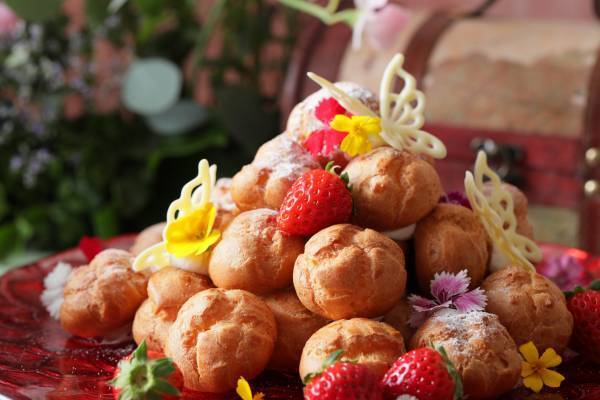 小説“ピーター・パンとウェンディ”の世界を表現　旬のいちごとピスタチオを使ったスイーツが食べ放題『ストロベリーネバーランド　恋するティンカーベル　スイーツブッフェ』開催