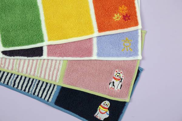 ＜新商品＞ 京都らしさをジャカードで表現、京都ポルタ店限定刺繍入りハーフハンカチと三つ折りハンカチ登場！