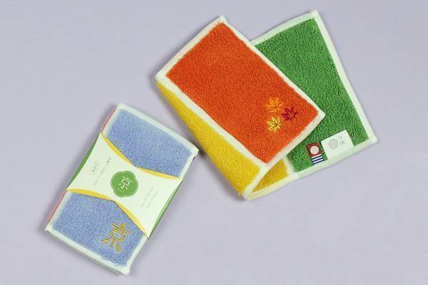 ＜新商品＞ 京都らしさをジャカードで表現、京都ポルタ店限定刺繍入りハーフハンカチと三つ折りハンカチ登場！