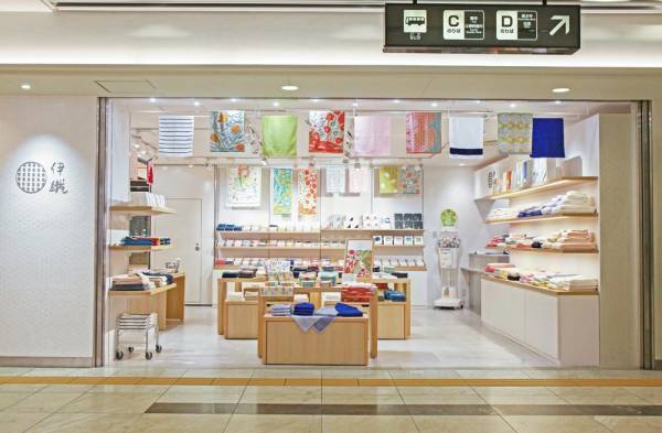 ＜新商品＞ 京都らしさをジャカードで表現、京都ポルタ店限定刺繍入りハーフハンカチと三つ折りハンカチ登場！