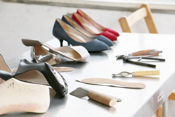 神戸市のふるさと納税返礼品に　～大切な方へのGIFTにも～ 　創業73年の老舗メーカーの匠がつくる「パンプスオーダーチケット」