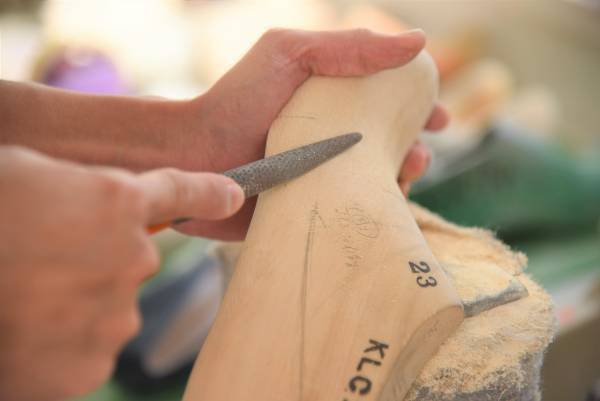 神戸市のふるさと納税返礼品に　～大切な方へのGIFTにも～ 　創業73年の老舗メーカーの匠がつくる「パンプスオーダーチケット」