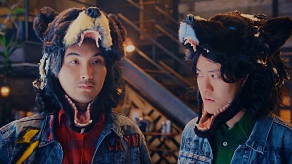 新ヘアケアブランド「ブラックウルフ」の新CM放映開始！　狼の正体は、松田龍平さんと霜降り明星の粗品さん！