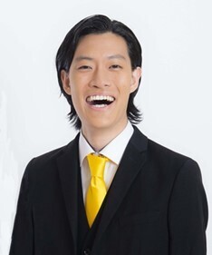 新ヘアケアブランド「ブラックウルフ」の新CM放映開始！　狼の正体は、松田龍平さんと霜降り明星の粗品さん！