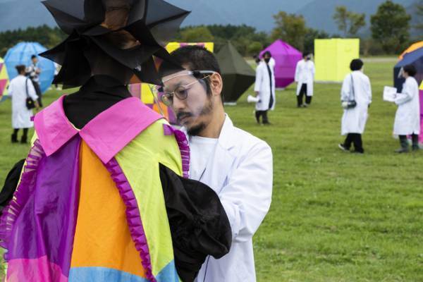 パリコレクションで使用された抗菌/抗ウイルスの次世代フェイスシールドHIRAXの軌跡