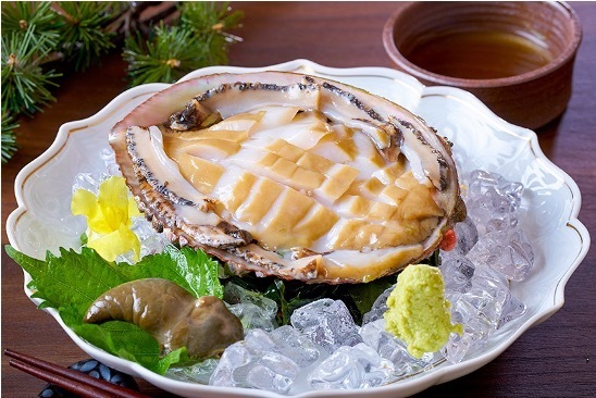 かに、牡蠣、ぶり、金目鯛、生まぐろ。冬こそ食べたい海の幸を堪能する海鮮グルメをお目当てに。大江戸温泉物語の宿で楽しむ冬の温泉旅