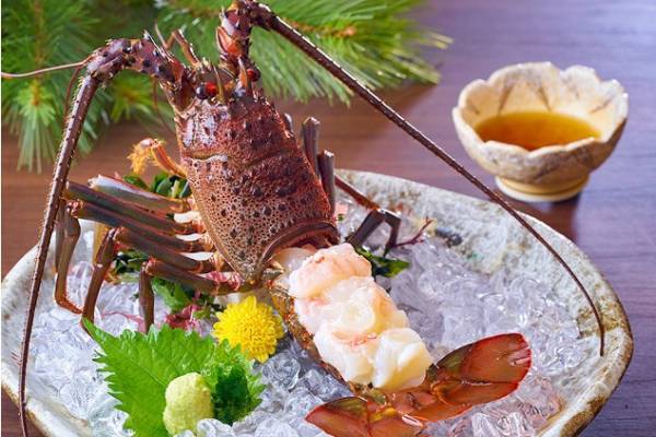 かに、牡蠣、ぶり、金目鯛、生まぐろ。冬こそ食べたい海の幸を堪能する海鮮グルメをお目当てに。大江戸温泉物語の宿で楽しむ冬の温泉旅