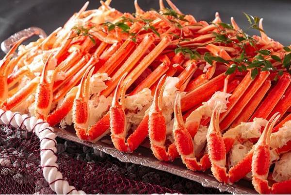 かに、牡蠣、ぶり、金目鯛、生まぐろ。冬こそ食べたい海の幸を堪能する海鮮グルメをお目当てに。大江戸温泉物語の宿で楽しむ冬の温泉旅