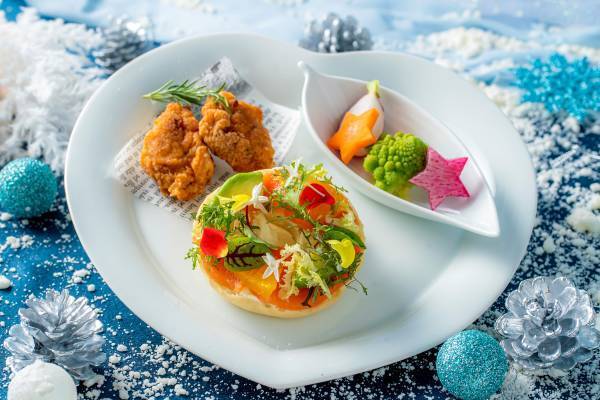 幻想的な&ldquo;雪の世界&rdquo;をホワイト＆ブルーのスイーツで表現！氷の女王イメージのドールケーキも登場「フローズンプリンセス アフタヌーンティー」