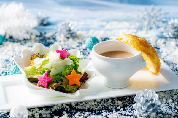 幻想的な&ldquo;雪の世界&rdquo;をホワイト＆ブルーのスイーツで表現！氷の女王イメージのドールケーキも登場「フローズンプリンセス アフタヌーンティー」