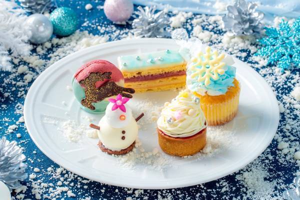 幻想的な&ldquo;雪の世界&rdquo;をホワイト＆ブルーのスイーツで表現！氷の女王イメージのドールケーキも登場「フローズンプリンセス アフタヌーンティー」