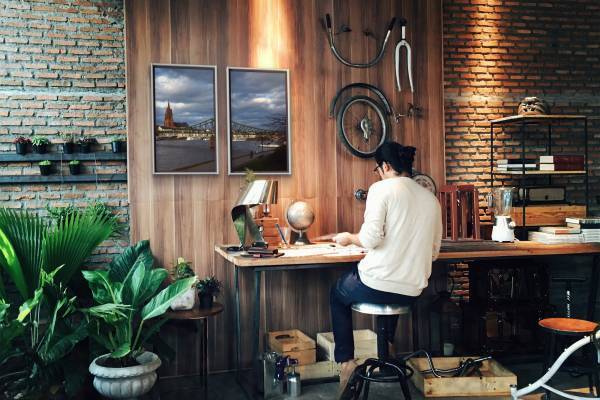 世界各国1,200以上の風景を映し出すAtmoph Window 2が、京都伝統工芸の工房、家具工場やカフェなど、職人たちが紡ぎ出す室内風景のプロジェクトを新たに始動。リリースを記念するSNSキャンペーンも開始