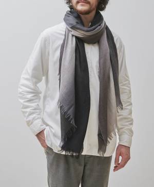 極細糸と高度な染色技術で極上のストールが完成