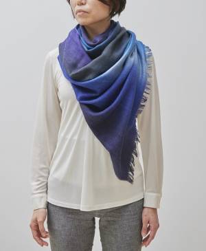 極細糸と高度な染色技術で極上のストールが完成