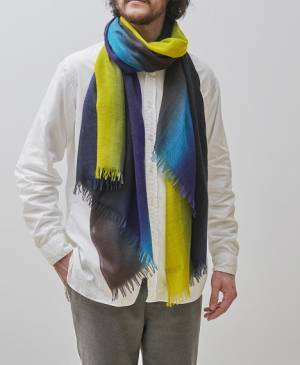 極細糸と高度な染色技術で極上のストールが完成