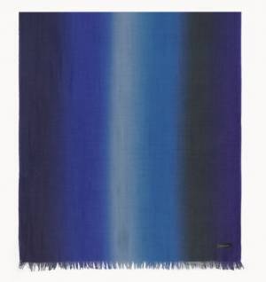 極細糸と高度な染色技術で極上のストールが完成