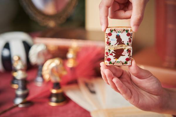 「不思議の国のアリス」がテーマの真っ赤な限定スイーツをご堪能！&ldquo;おうちアフタヌーンティー&rdquo;が楽しめるテイクアウトスイーツも同時販売『アリスとハートの女王～アフタヌーンティー～』