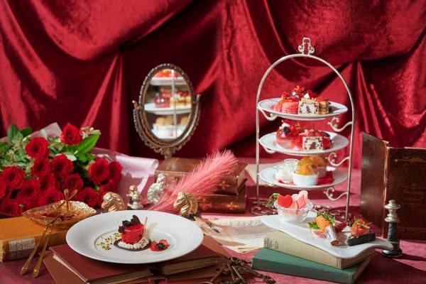 「不思議の国のアリス」がテーマの真っ赤な限定スイーツをご堪能！&ldquo;おうちアフタヌーンティー&rdquo;が楽しめるテイクアウトスイーツも同時販売『アリスとハートの女王～アフタヌーンティー～』