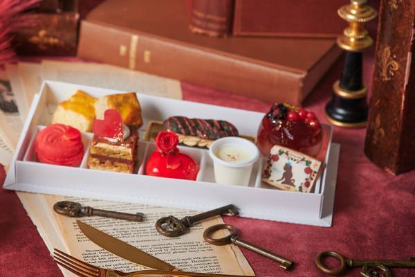 「不思議の国のアリス」がテーマの真っ赤な限定スイーツをご堪能！&ldquo;おうちアフタヌーンティー&rdquo;が楽しめるテイクアウトスイーツも同時販売『アリスとハートの女王～アフタヌーンティー～』