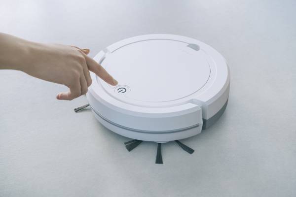 ココロとカラダを見つめる家電ブランド、AiMY（エイミー）よりボタン1つで部屋中くまなくお掃除できる「エイミー ロボットクリーナー」を発売
