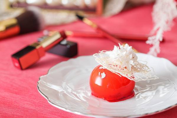 &ldquo;すべての女性に届けたい&rdquo;  レッドカラーが大人かわいい、心ときめくスイーツに癒されて  『マイ・フェア・レディ アフタヌーンティー ～Royal　Red～』販売