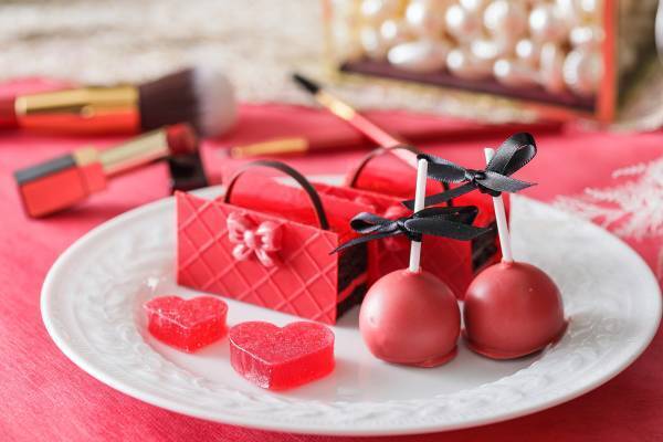 &ldquo;すべての女性に届けたい&rdquo;  レッドカラーが大人かわいい、心ときめくスイーツに癒されて  『マイ・フェア・レディ アフタヌーンティー ～Royal　Red～』販売