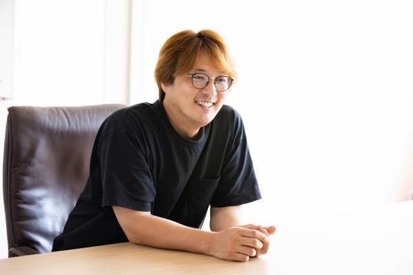 webサイト「ダンラク」では、『純烈』リーダー・酒井一圭さんが前後編で登場！