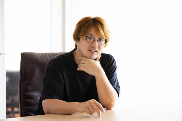 webサイト「ダンラク」では、『純烈』リーダー・酒井一圭さんが前後編で登場！