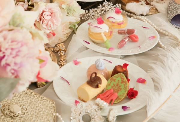 時代のファッションリーダーといわれるマリーアントワネットの世界観をスイーツで表現！『マリーアントワネットの魅惑のアフタヌーンティー』