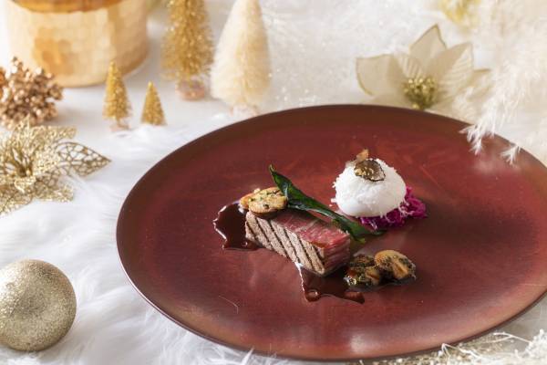 白雪姫の幸せなフィナーレを題材にした美しい料理と聖歌隊による生歌・ピアノの生演奏でロマンチックな一夜を『ストリングス クリスマスディナー2021～白雪姫より～』