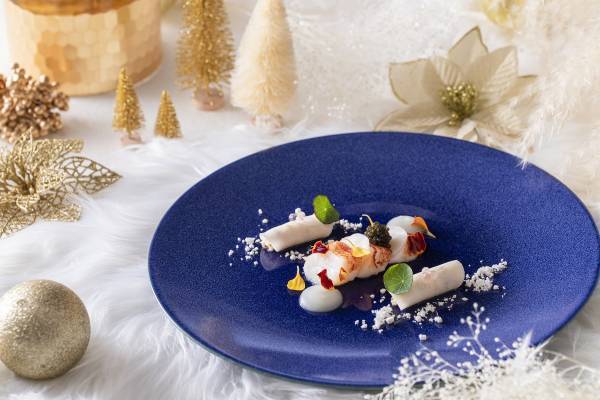 白雪姫の幸せなフィナーレを題材にした美しい料理と聖歌隊による生歌・ピアノの生演奏でロマンチックな一夜を『ストリングス クリスマスディナー2021～白雪姫より～』