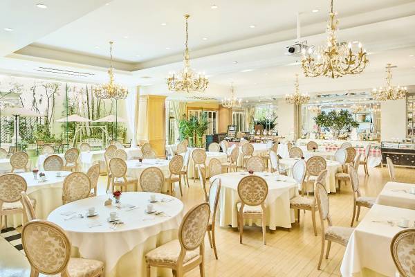 白雪姫の幸せなフィナーレを題材にした美しい料理と聖歌隊による生歌・ピアノの生演奏でロマンチックな一夜を『ストリングス クリスマスディナー2021～白雪姫より～』