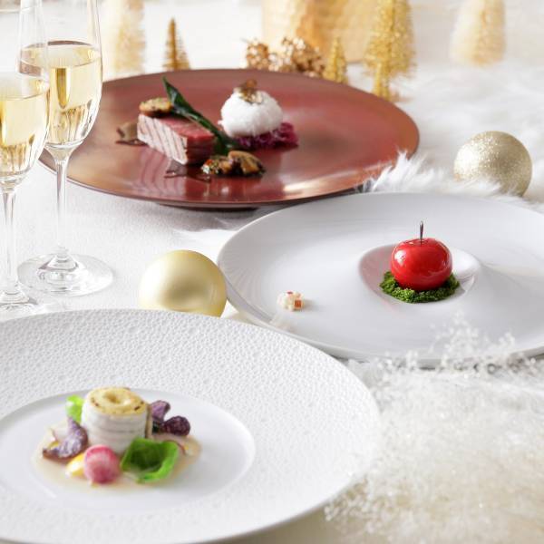 白雪姫の幸せなフィナーレを題材にした美しい料理と聖歌隊による生歌・ピアノの生演奏でロマンチックな一夜を『ストリングス クリスマスディナー2021～白雪姫より～』