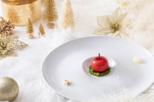 白雪姫の幸せなフィナーレを題材にした美しい料理と聖歌隊による生歌・ピアノの生演奏でロマンチックな一夜を『ストリングス クリスマスディナー2021～白雪姫より～』