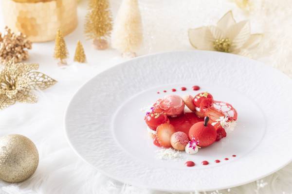 白雪姫の幸せなフィナーレを題材にした美しい料理と聖歌隊による生歌・ピアノの生演奏でロマンチックな一夜を『ストリングス クリスマスディナー2021～白雪姫より～』