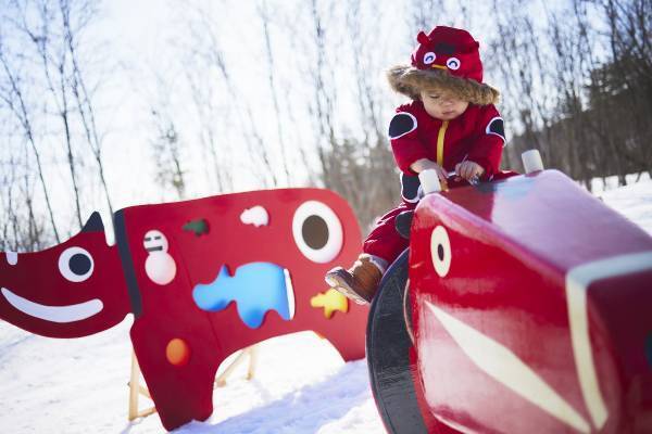 【磐梯山温泉ホテル】会津の郷土玩具「赤べこ」が飾られた雪広場「でっこら赤べこ雪広場」がオープン｜期間：2021年12月24日～2022年3月27日