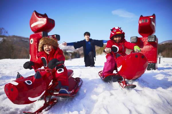 【磐梯山温泉ホテル】会津の郷土玩具「赤べこ」が飾られた雪広場「でっこら赤べこ雪広場」がオープン｜期間：2021年12月24日～2022年3月27日