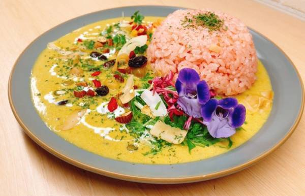 まるで童話に登場する『お花』カレーやサラダ！バラ専門店ROSE GALLERY CAFEより、冬の&ldquo;Flower Menu&rdquo;が新登場【富山大和】