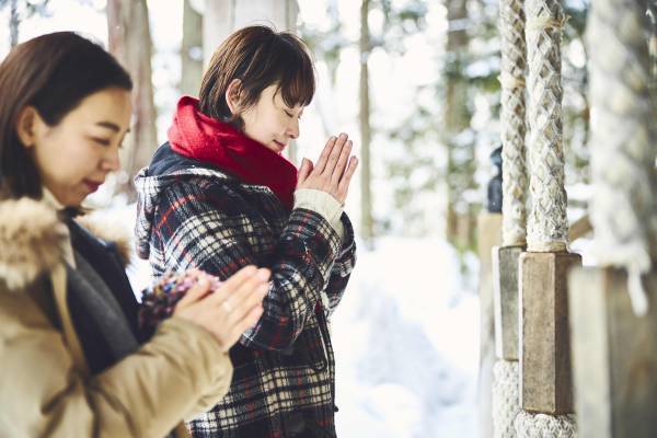 【奥入瀬渓流ホテル】気分は修験者！白装束で十和田湖・奥入瀬・十和田神社をめぐる「冬の奥入瀬渓流修験(しゅげん)ツアー」実施｜期間：2022年1月1日〜30日（土日限定）
