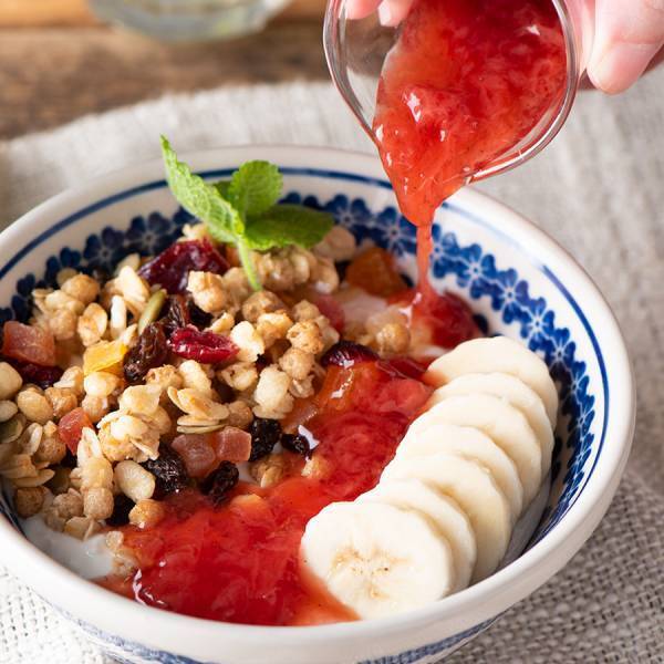 いちごの果肉たっぷり！子どもから大人まで大人気の「牛乳と混ぜるいちごミルクの素」が累計販売本数40万本突破！【サンクゼール・久世福商店】